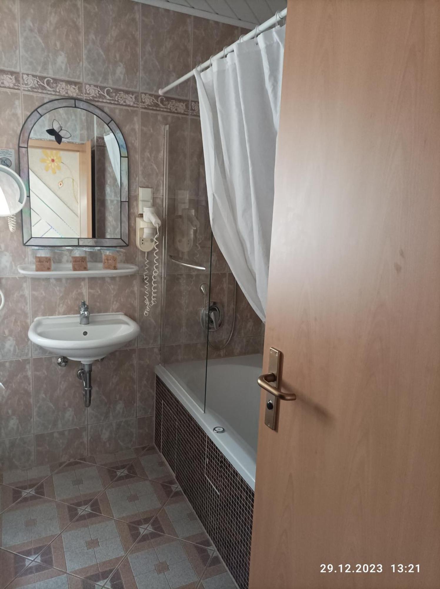 Central Hotel Шветцинген Экстерьер фото