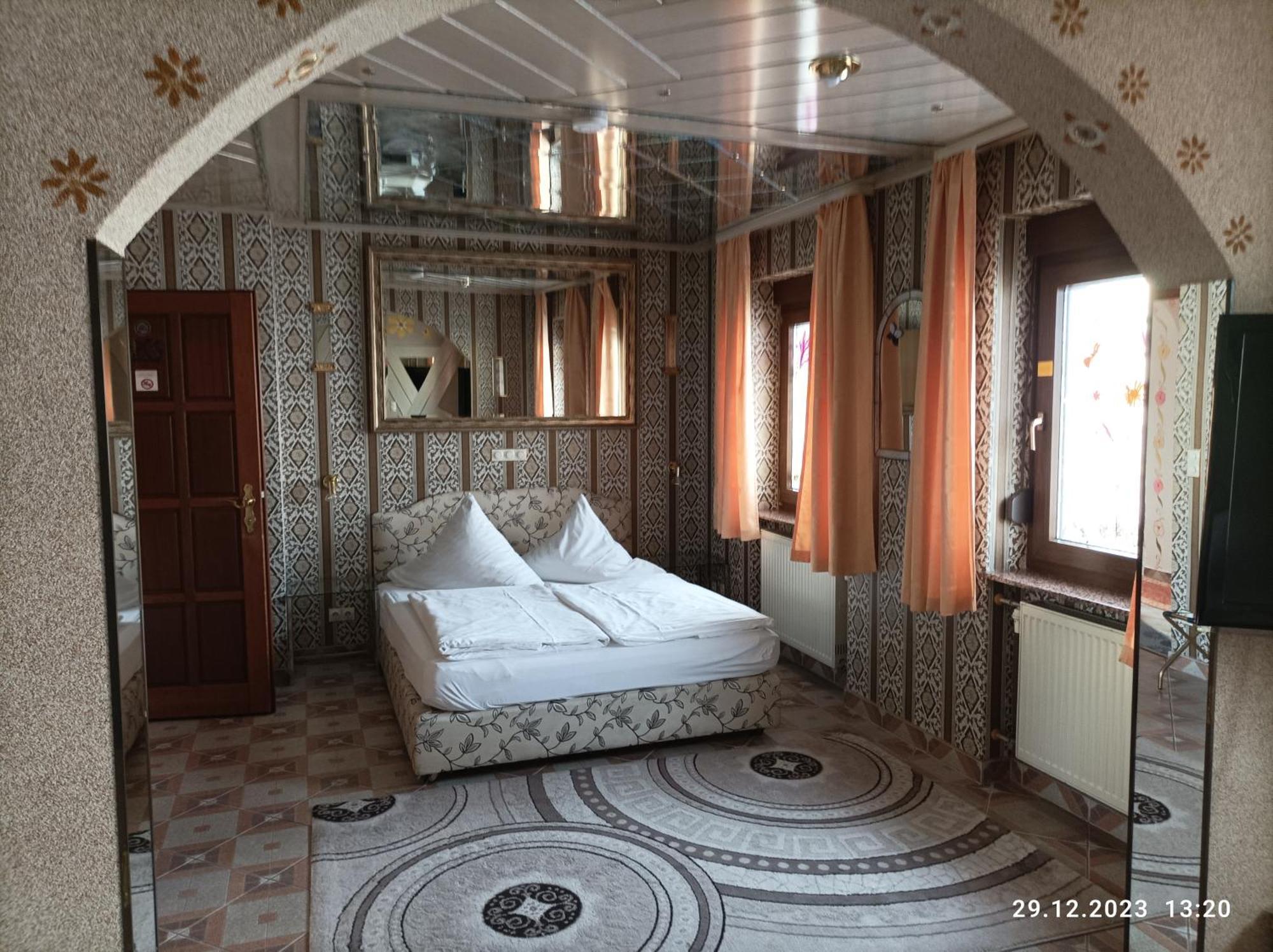 Central Hotel Шветцинген Экстерьер фото