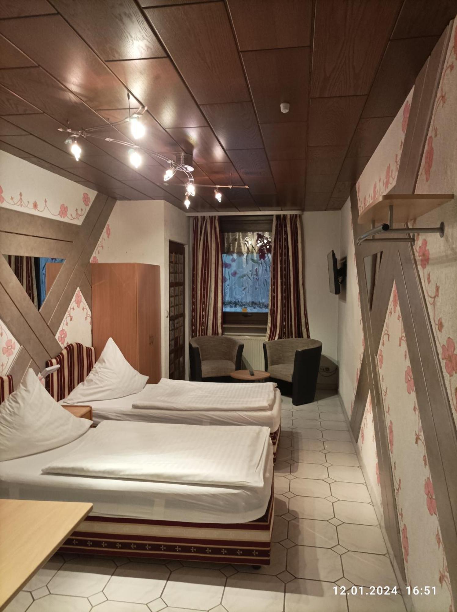 Central Hotel Шветцинген Экстерьер фото