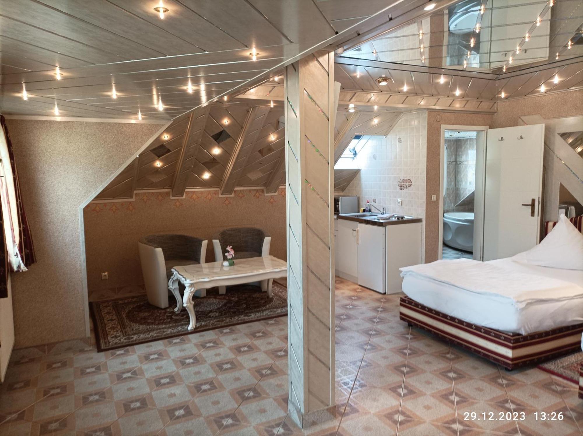Central Hotel Шветцинген Экстерьер фото