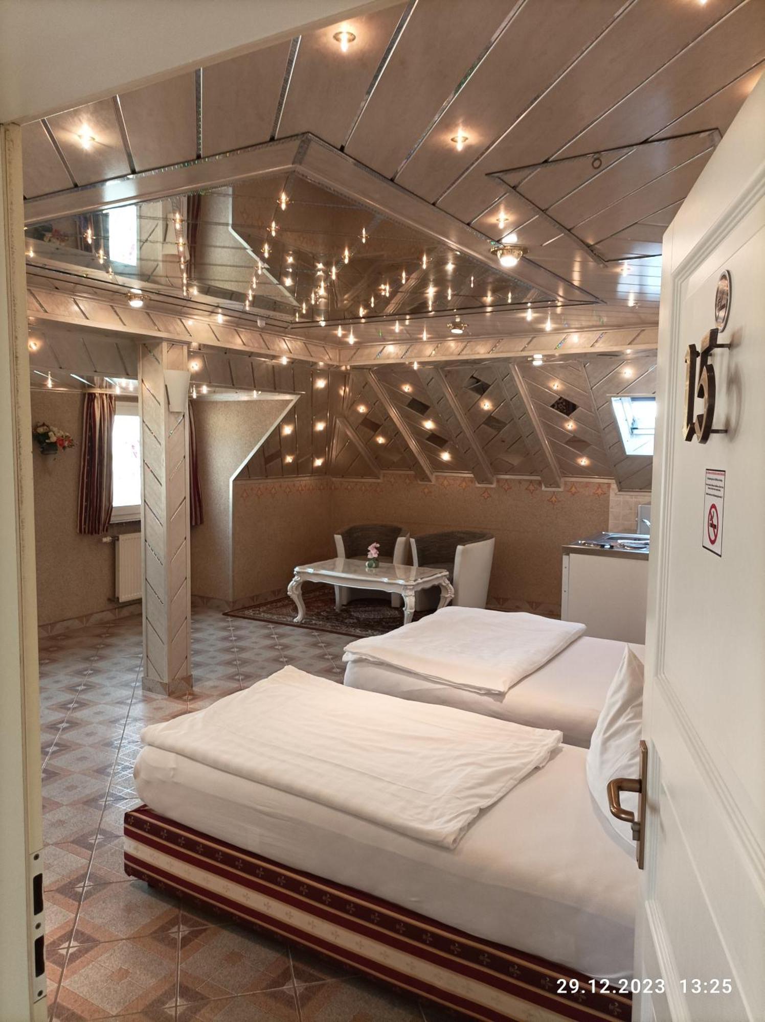 Central Hotel Шветцинген Экстерьер фото