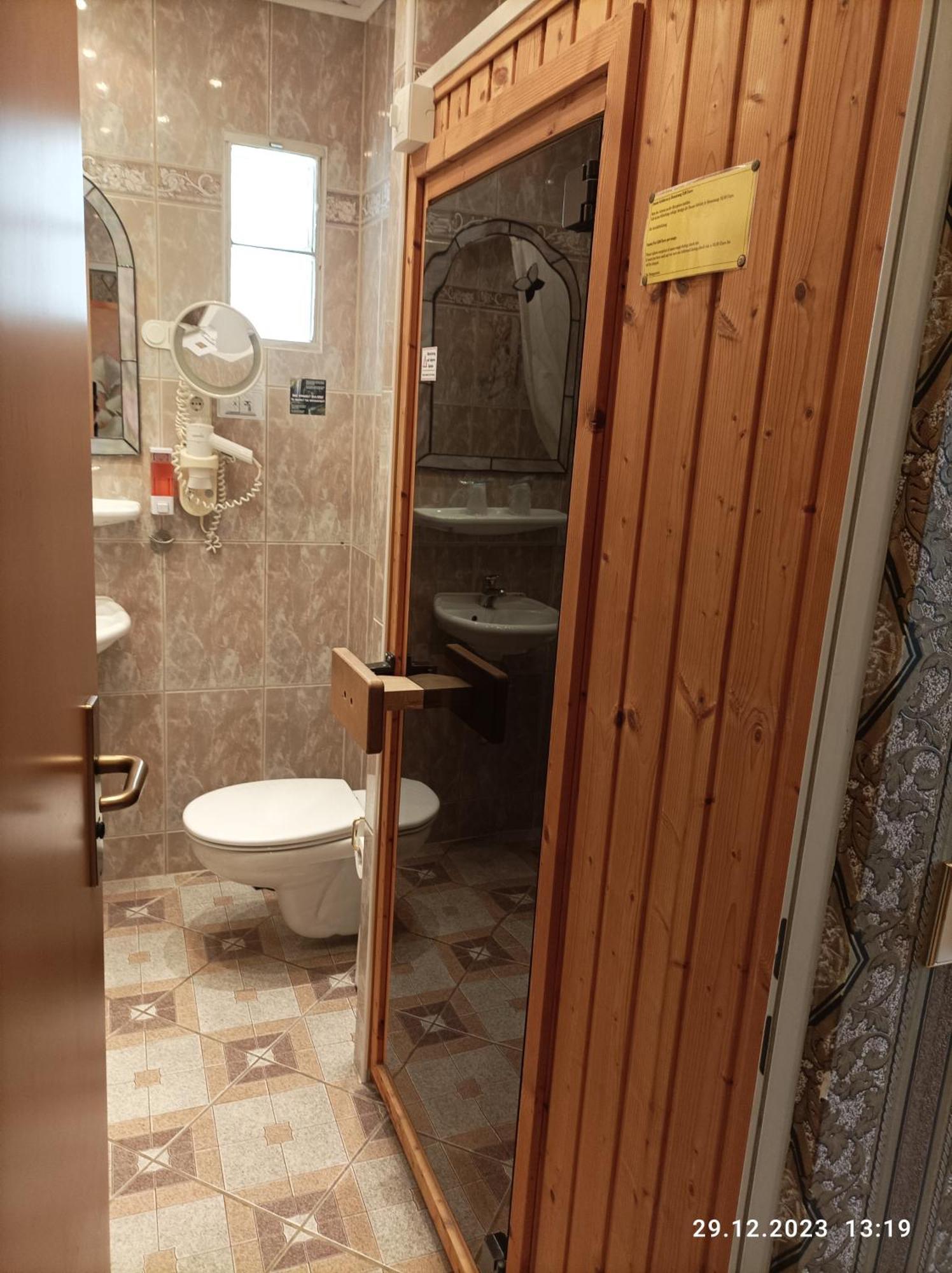 Central Hotel Шветцинген Экстерьер фото