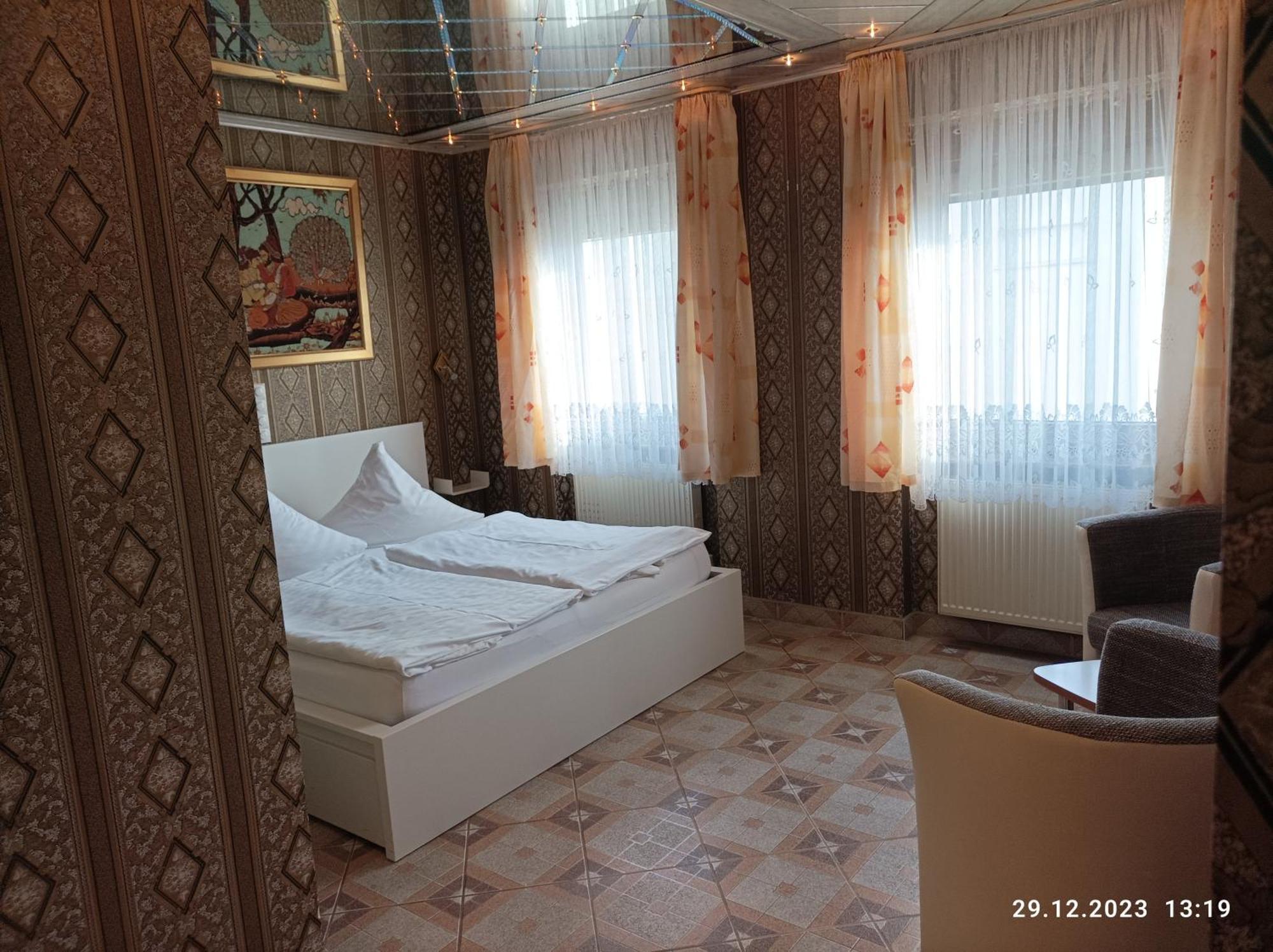 Central Hotel Шветцинген Экстерьер фото