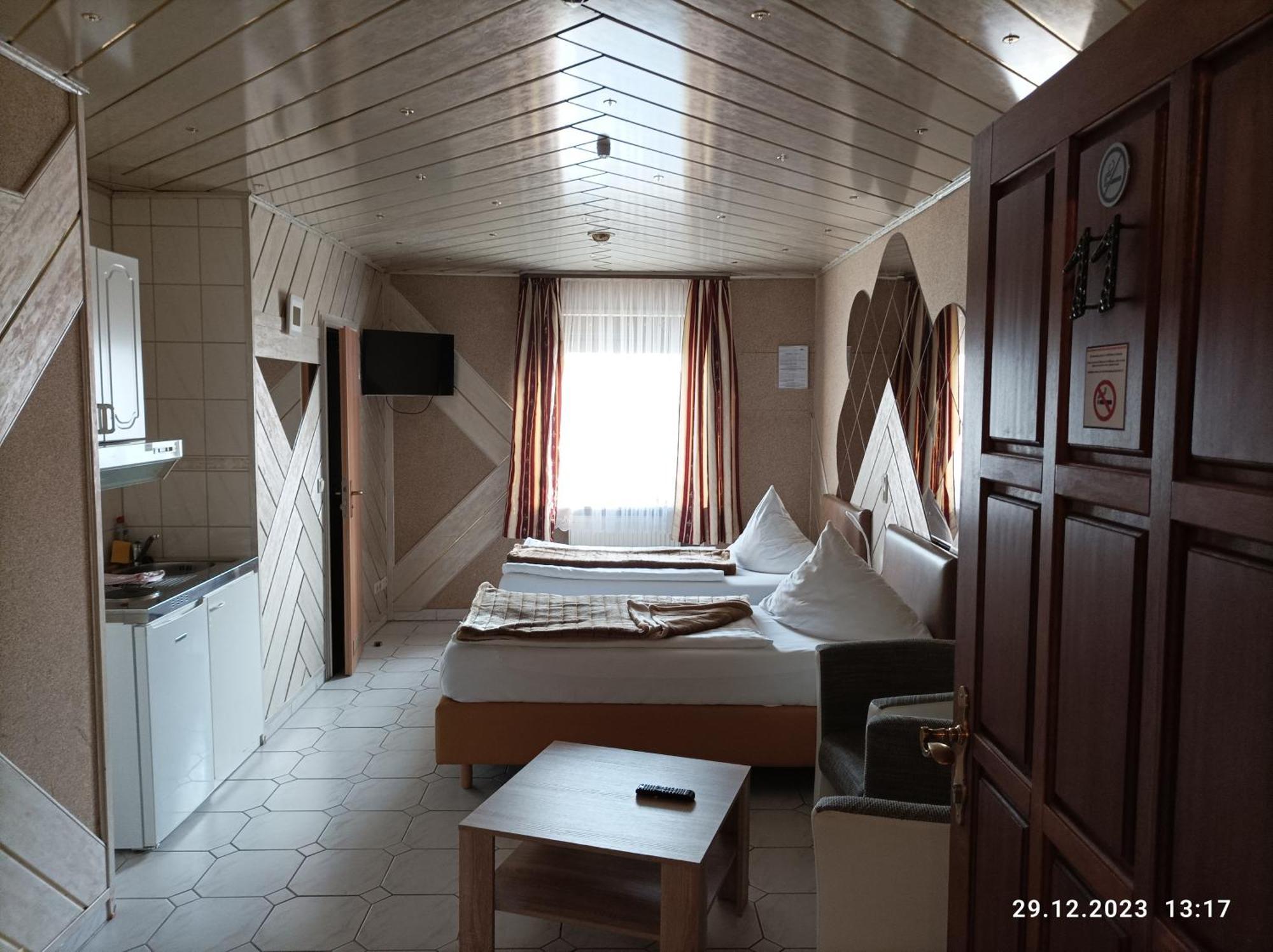 Central Hotel Шветцинген Экстерьер фото
