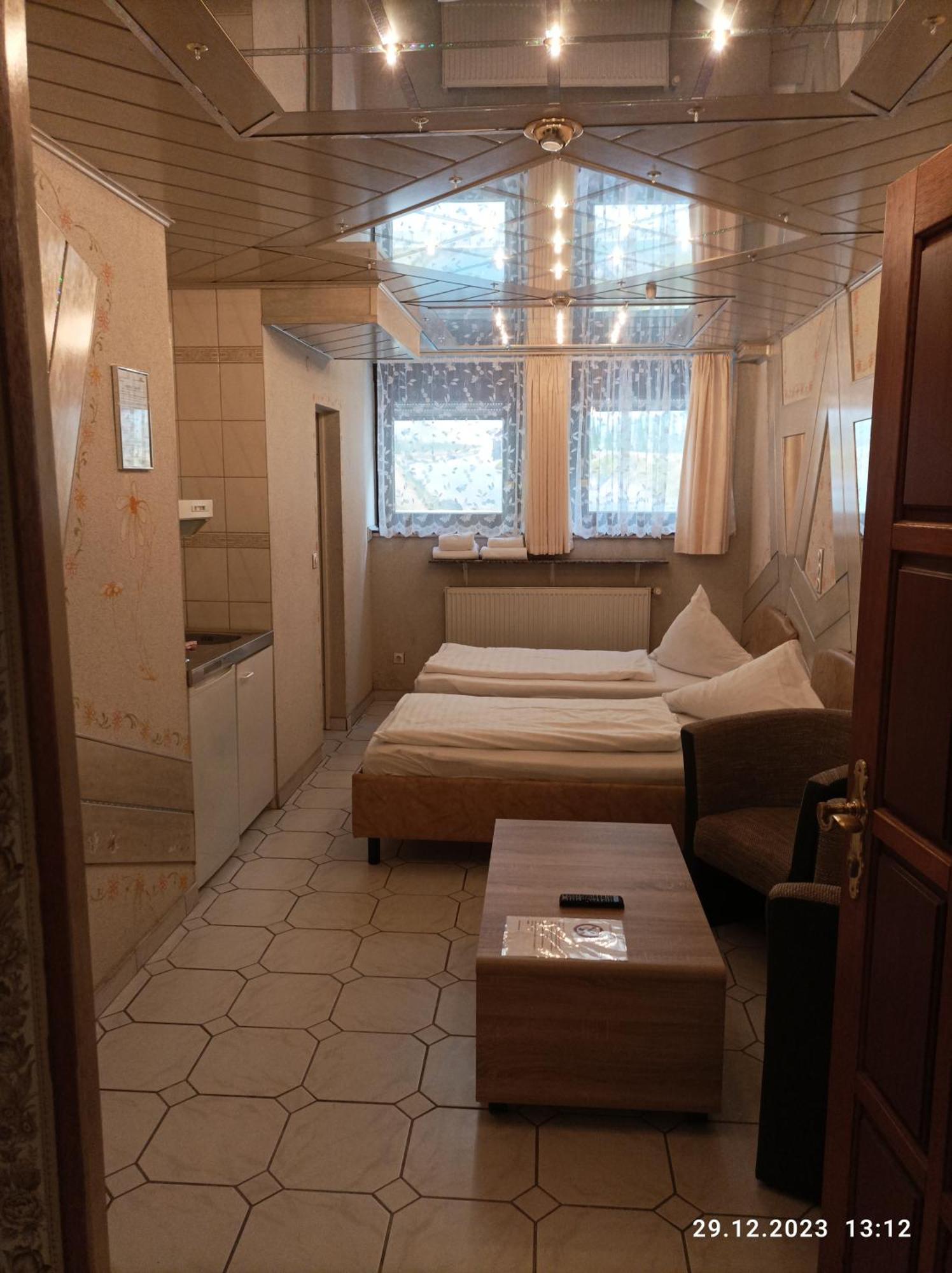 Central Hotel Шветцинген Экстерьер фото